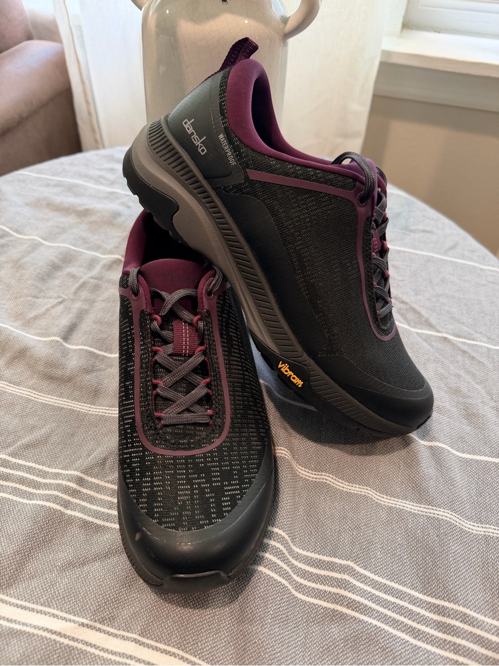 Dansko Makayla Womens Sz 8 Black Purple Waterproof Vibram Hiking Sneakers Shoes